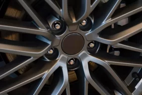 أحدث تقنيات العجلات المعدنية في عالم السيارات