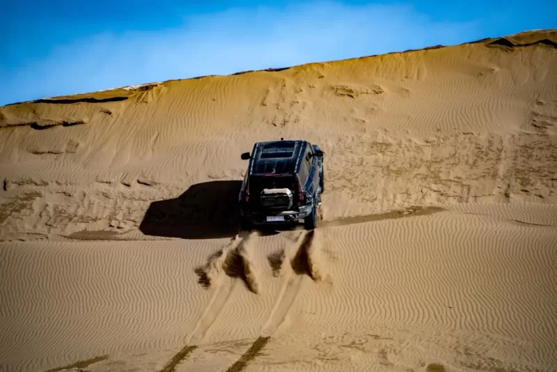 تقنيات استعادة المركبات أثناء القيادة على الطرق الوعرة بالإمارات