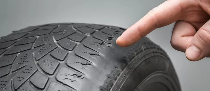 صلاحية الإطارات وأثرها على أداء سيارتك في الإمارات
