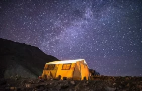 التخييم في الإمارات: استرخِ تحت النجوم في أفضل المواقع