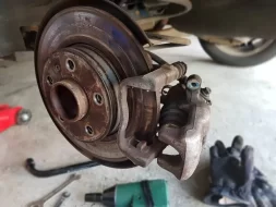 كيف تتعامل مع صرير الفرامل؟ نصائح وإرشادات