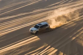 القيادة على الرمال: ما هي الأدوات الأساسية لصيانة الإطارات؟