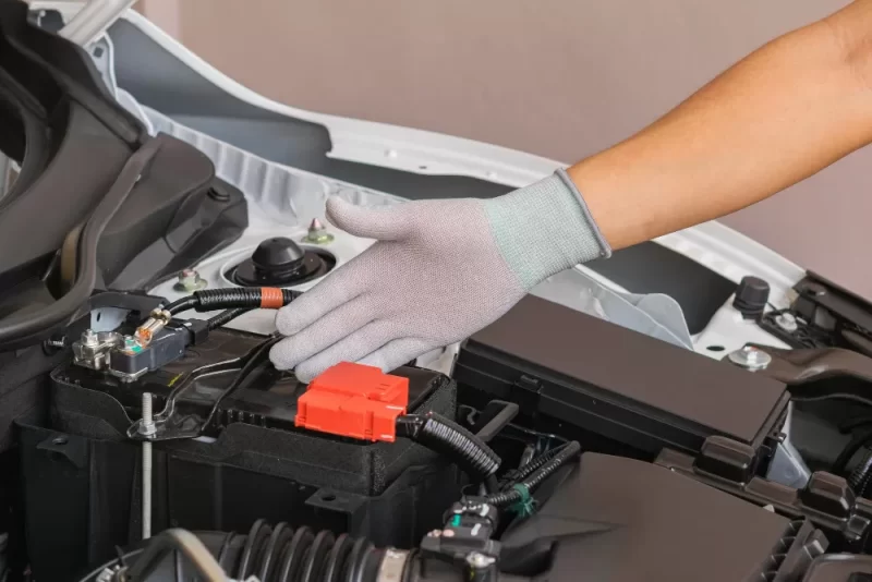 العناية ببطارية السيارة: نصائح للحفاظ على أداء مثالي