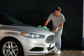 كيفية تنظيف السيارة بنفسك في الإمارات: توفير المال والحصول على نتائج رائعة