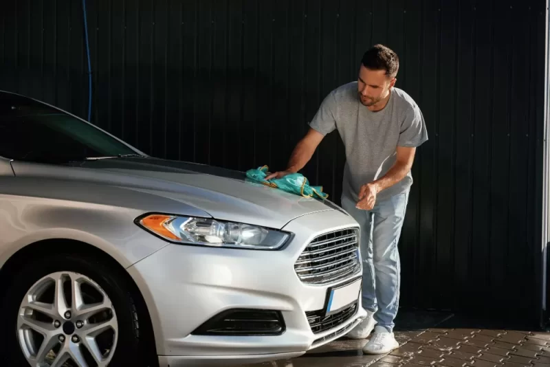 كيفية تنظيف السيارة بنفسك في الإمارات: توفير المال والحصول على نتائج رائعة