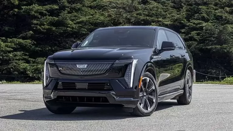 سيارات SUV 2025: مقارنة بين مازدا CX-5 وسوبارو فورستر في الإمارات