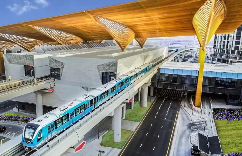 اكتشف أسرار النقل العام الفعال والاقتصادي في الإمارات