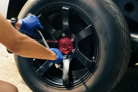 استبدل إطاراتك في الوقت المناسب: العمر الافتراضي وأهميته في الإمارات