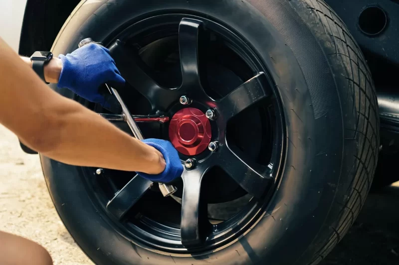 استبدل إطاراتك في الوقت المناسب: العمر الافتراضي وأهميته في الإمارات