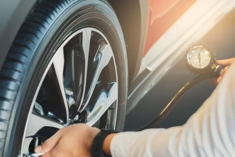 متى وكيف يتم فحص إطارات السيارة بشكل صحيح؟