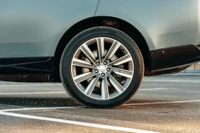 دليل الخبراء: كل شيء عن علامات إطارات السيارات