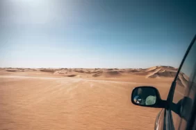 القيادة الصحراوية: دليل السائق المحترف لإخراج سيارته من الرمال