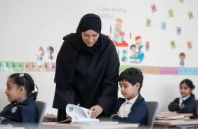 دور المعلمين في نقل ثقافة المجتمع الإماراتي: نظرة من الأرشيف