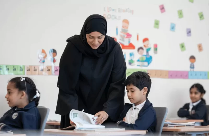 دور المعلمين في نقل ثقافة المجتمع الإماراتي: نظرة من الأرشيف