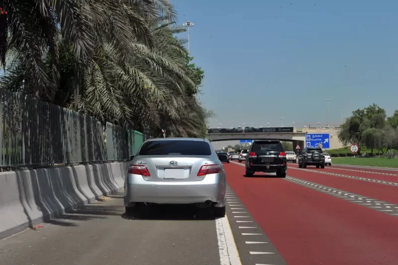 الكتف الصلب في الإمارات: قانون المرور وكيفية تجنب المخالفات