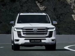 اختيارك الأمثل: تويوتا لاند كروزر 300 أو لاند روفر ديفندر في الإمارات؟