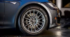 إطارات السيارات: فايرستون أو بريدجستون؟ الخيار الأمثل في الإمارات