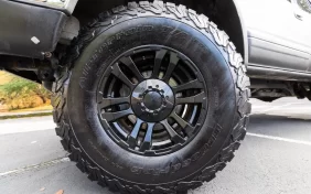 كل ما تحتاج معرفته عن إطارات لجميع التضاريس في الإمارات