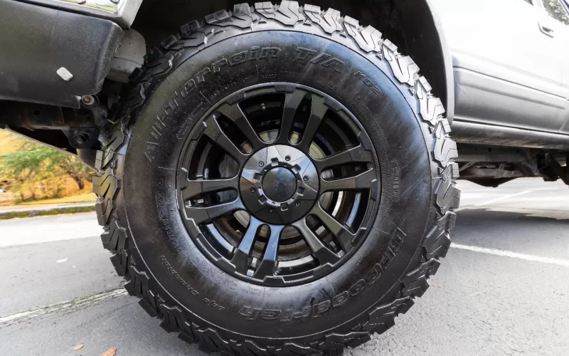 كل ما تحتاج معرفته عن إطارات لجميع التضاريس في الإمارات