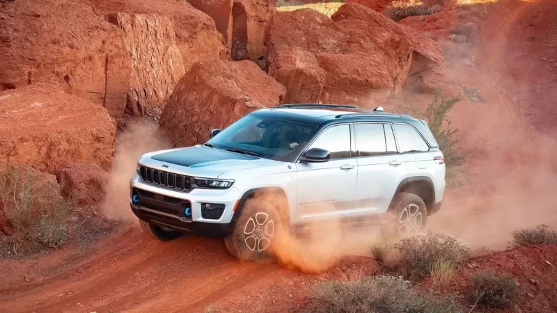 تحليل مفصل: مواصفات سيارات SUV المدمجة في الإمارات لعام 2025