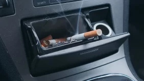 حافظ على سيارتك نظيفة: طرق للتخلص من رائحة السجائر في السيارة