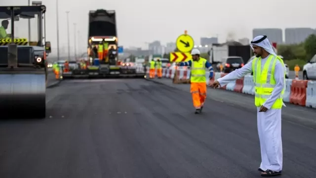 تجنب انقطاع السبل: صيانة دورية تحميك على طرق الإمارات