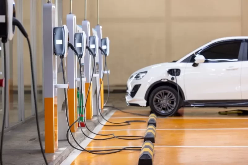 التحول إلى السيارات الكهربائية: نصائح وإرشادات لسائقي الإمارات