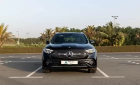 المركبات الرياضية الفاخرة: كيف تختار بين بورشه ماكان ومرسيدس GLC في سوق الإمارات؟