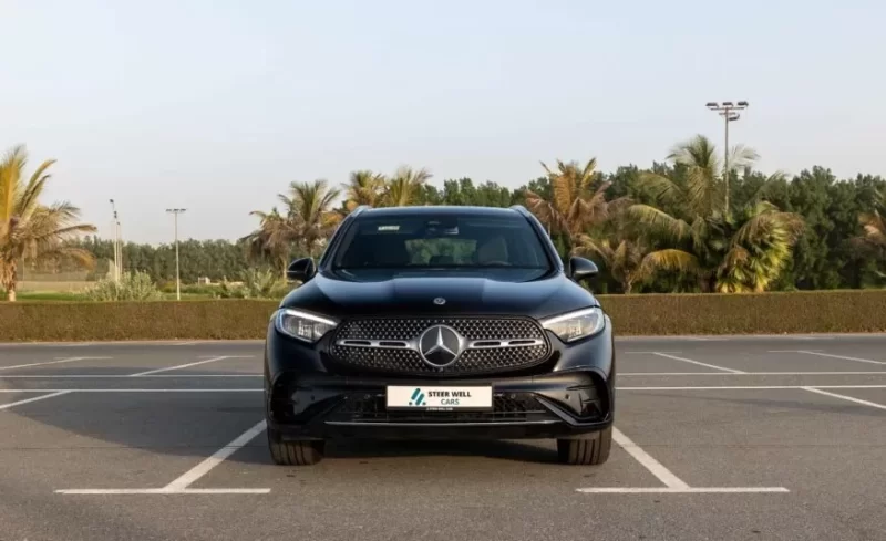 المركبات الرياضية الفاخرة: كيف تختار بين بورشه ماكان ومرسيدس GLC في سوق الإمارات؟