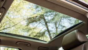 هل فتحة السقف مناسبة لمناخ الإمارات الحار؟