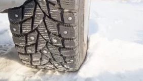 نصائح لاختيار واستخدام الإطارات المرصعة في الشتاء