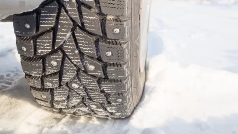 نصائح لاختيار واستخدام الإطارات المرصعة في الشتاء