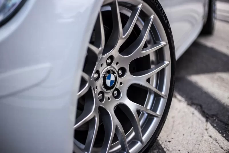 مراجعة شاملة: إطارات بي إم دبليو X5 المناسبة لكل فصل في الإمارات