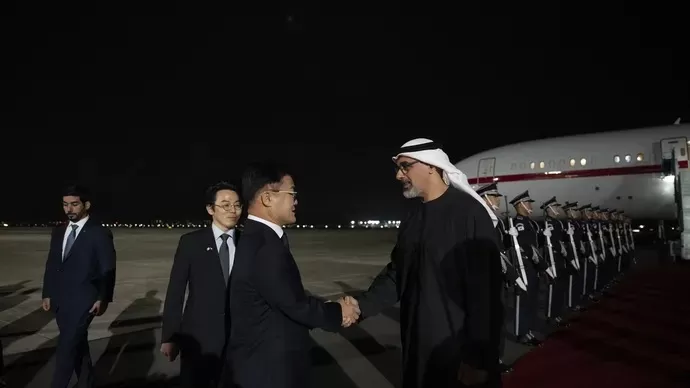 نيابة عن رئيس الدولة.. ولي عهد أبوظبي يصل إلى كوريا للمشاركة في أعمال منتدى التعاون الاقتصادي لدول آسيا والمحيط الهادئ