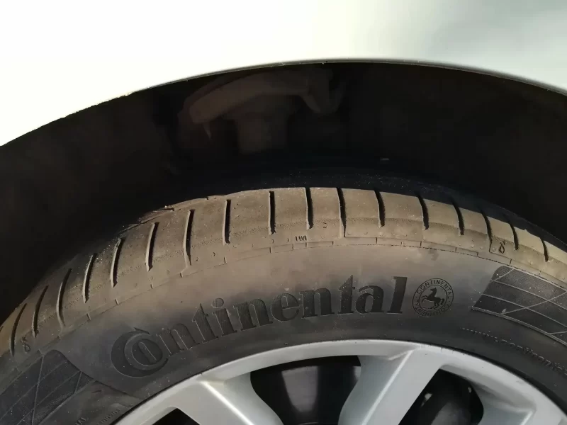 دليلك لاختيار الأفضل: مقارنة إطارات ميشلان وكونتيننتال