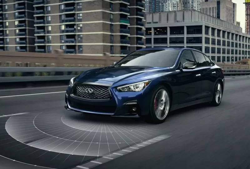 كل ما تحتاج معرفته عن سيارات السيدان الفاخرة في الإمارات: إنفينيتي Q50 وكاديلاك CT5