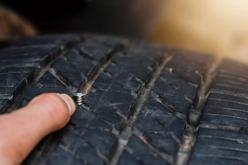 الثقوب البطيئة في إطارات السيارات: هل تحتاج إلى استبدال الإطار؟