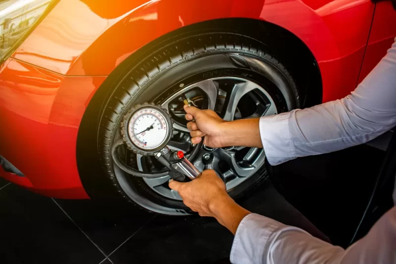 كيف تزيد عمر إطارات سيارتك بالحفاظ على ضغط هواء الإطارات المناسب