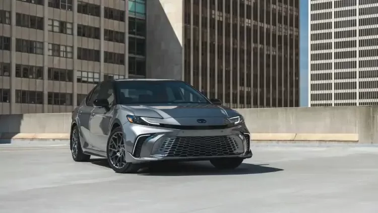 تويوتا كورولا وكامري: مقارنة ونصائح لاختيار سيارتك في الإمارات