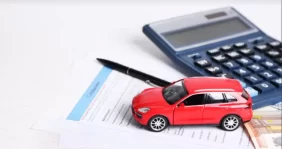 تأمين السيارات في الإمارات: فهم العوامل المؤثرة لتوفير المال