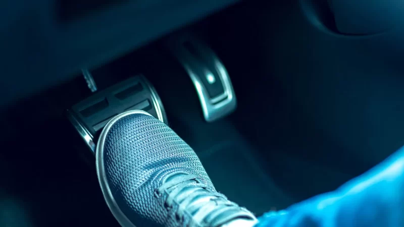 علامات تحذيرية: اهتزاز السيارة عند الضغط على الفرامل