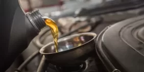 تغيير زيت المحرك: كل ما تحتاج معرفته للحفاظ على سيارتك