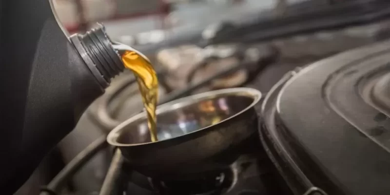 تغيير زيت المحرك: كل ما تحتاج معرفته للحفاظ على سيارتك
