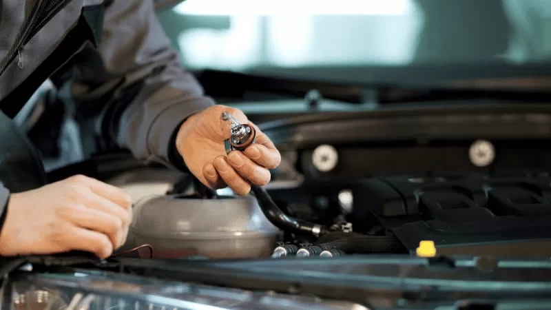 من الضعف إلى الوميض: دليل استكشاف أخطاء المصابيح الأمامية