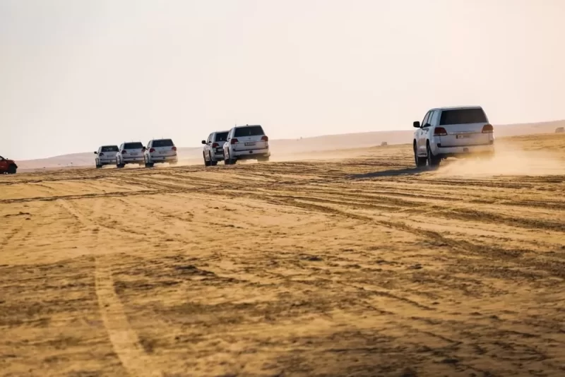 نصائح للسلامة أثناء القيادة على الرمال في الإمارات