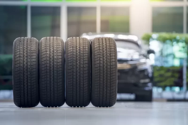 دليل الإمارات لاختيار إطارات السيارات: السلامة أولاً