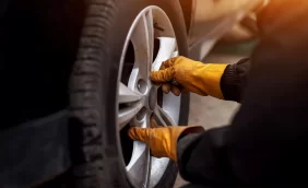 تشحيم إطارات السيارات: لماذا الاستعانة بمحترف أفضل؟