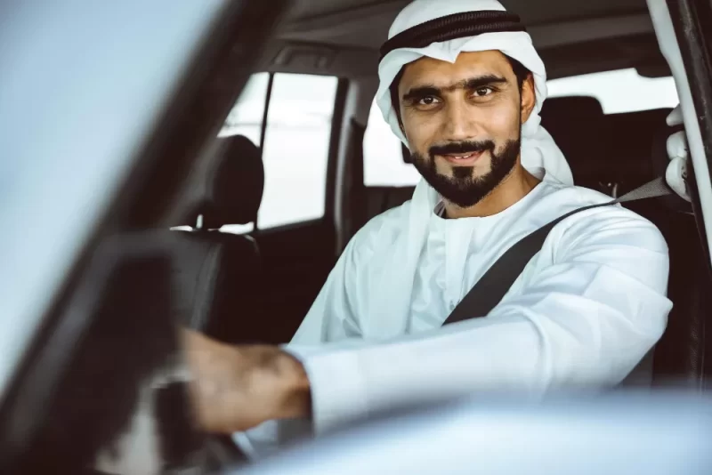 القيادة الآمنة: دليلك الشامل لتجنب الانزلاق المائي في الإمارات