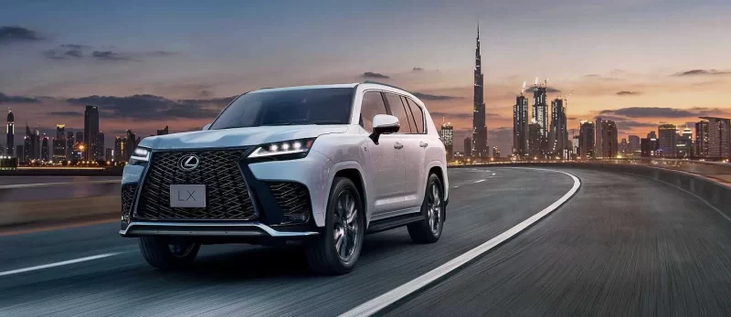 استعراض سيارات الدفع الرباعي الفاخرة: رينج روفر ولكزس LX.. فخامة لا تضاهى في الإمارات