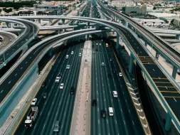 أفضل مسارات الطرق السريعة في الإمارات لعام 2025